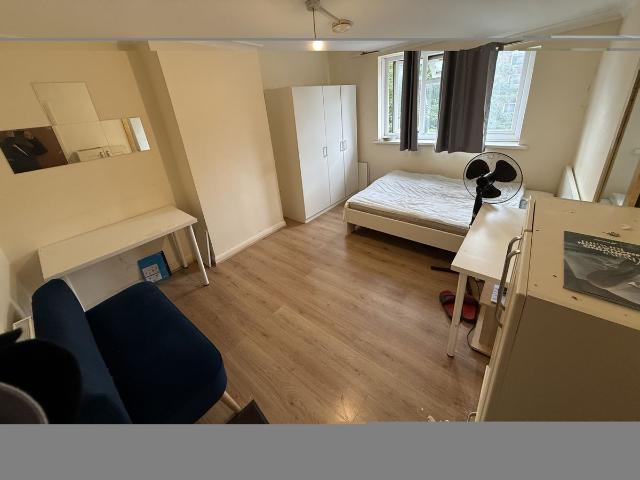 Room for rent in Lampton, Greater London