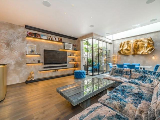 Townhouse for rent in North Kensington, Greater London