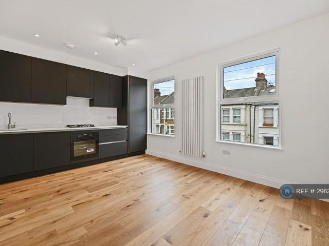 Apartment for rent in Brondesbury, Greater London