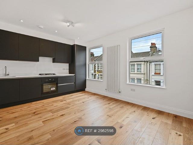 Apartment for rent in Brondesbury, Greater London