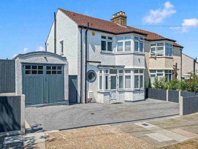 Room for rent in Berrylands, Greater London