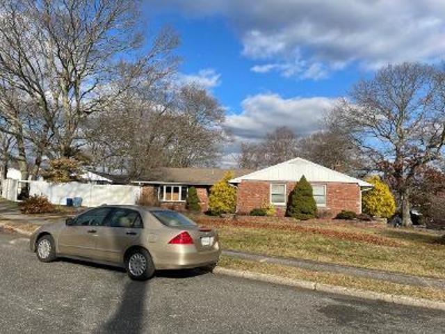 House for sale in Ronkonkoma