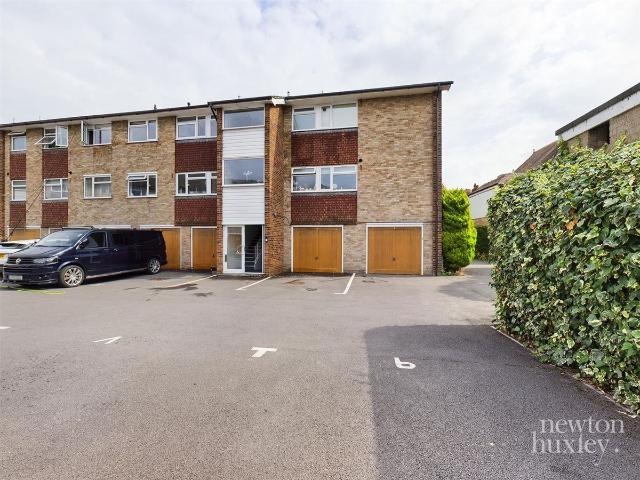 Apartment for rent in Lower Green Esher, Blackhills