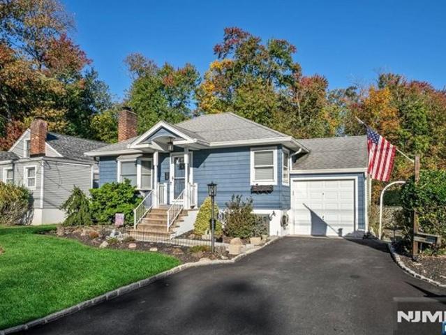 House for sale in Packanack Lake, Wayne