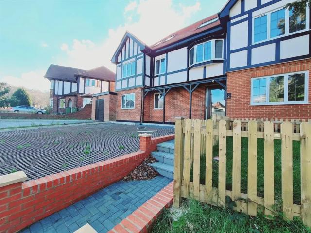 Apartment for rent in Blackhills, Surrey