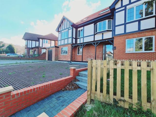 Apartment for rent in Blackhills, Surrey