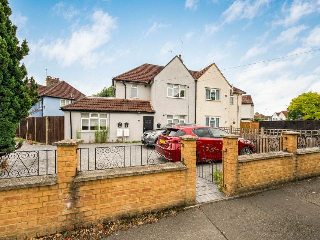 Apartment for rent in Cowley, Greater London