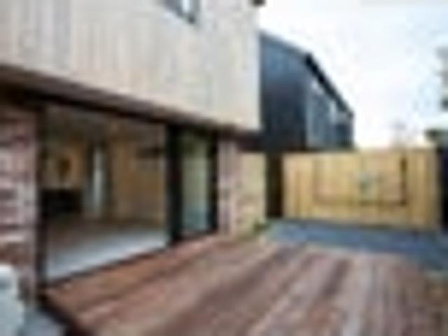 Townhouse for rent in Chaslands, Canterbury