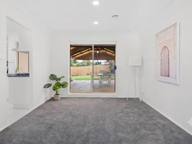 Room for rent in Banchory Grove, Melbourne