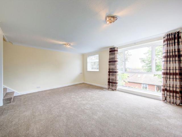 Townhouse for rent in London Borough of Merton, Raynes Park