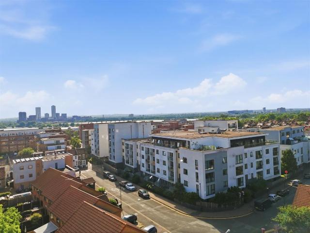 Apartment for rent in Higham Hill, Greater London
