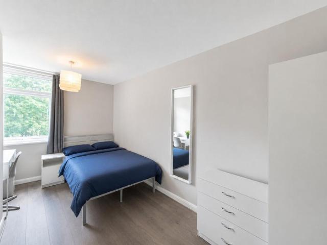 Apartment for rent in Poplar Grove, Greater London