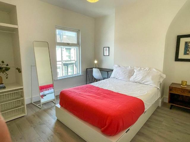 House for rent in Elm Park, Calderstones