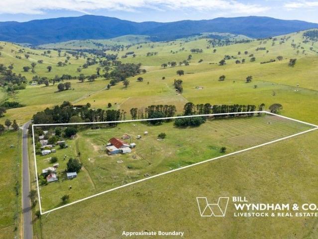 Cottage for sale in Ensay North, Victoria