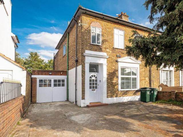 House for rent in Lower Halliford, Surrey