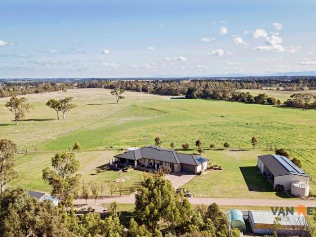 Cottage for sale in Bairnsdale, Victoria