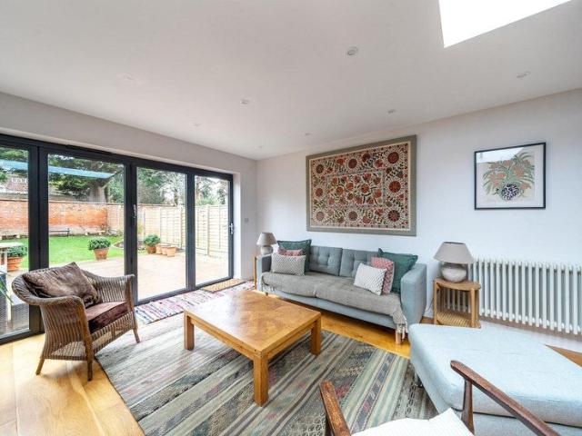 Townhouse for rent in The Slade, Oxfordshire