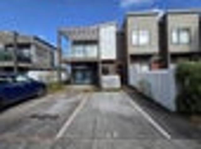 Townhouse for rent in Paremoremo, Oroua County