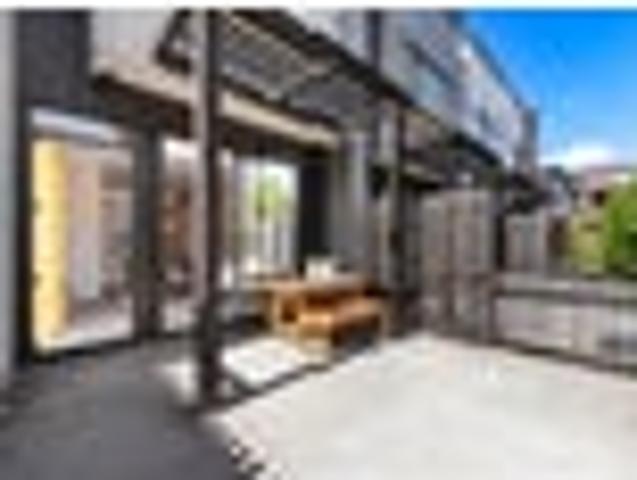 Townhouse for rent in Paremoremo