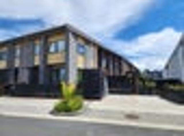 Townhouse for rent in Paremoremo, Oroua County
