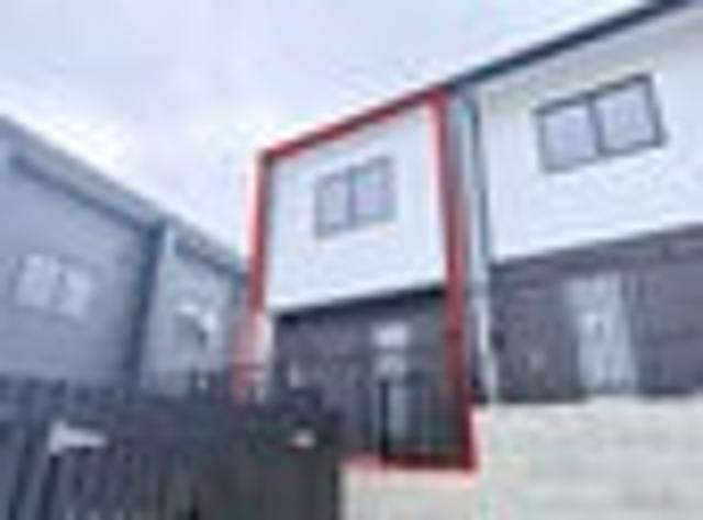 Townhouse for rent in Paremoremo