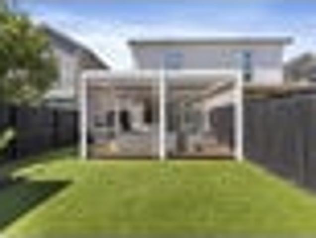 Townhouse for rent in Paremoremo, Oroua County