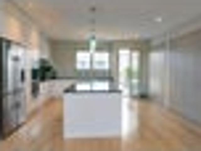 Townhouse for rent in Upper Harbour, Paremoremo