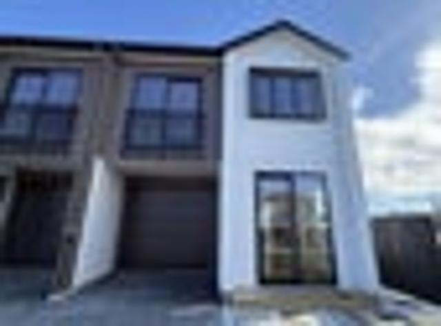 Townhouse for rent in Paremoremo, Oroua County