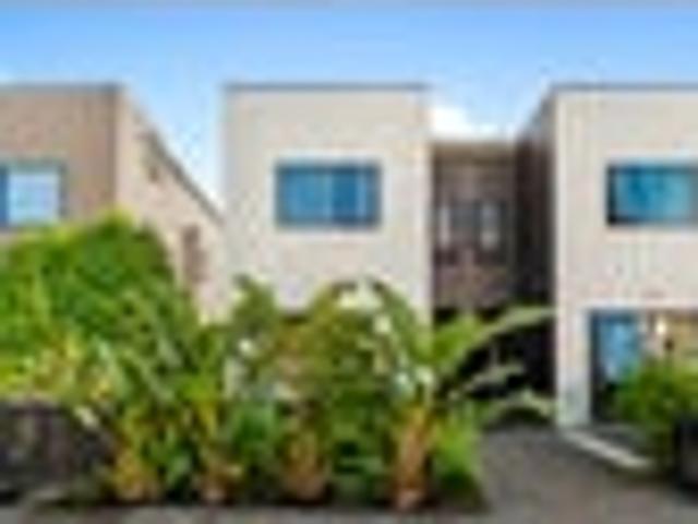 Townhouse for rent in Paremoremo