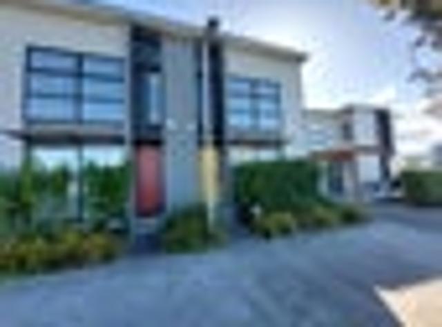 Townhouse for rent in Paremoremo