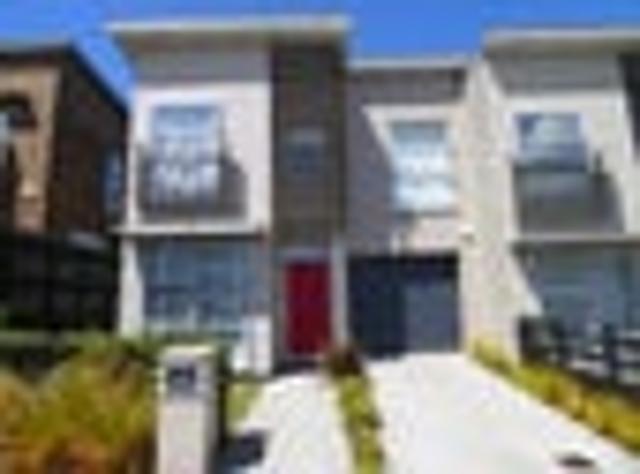 Townhouse for rent in Paremoremo