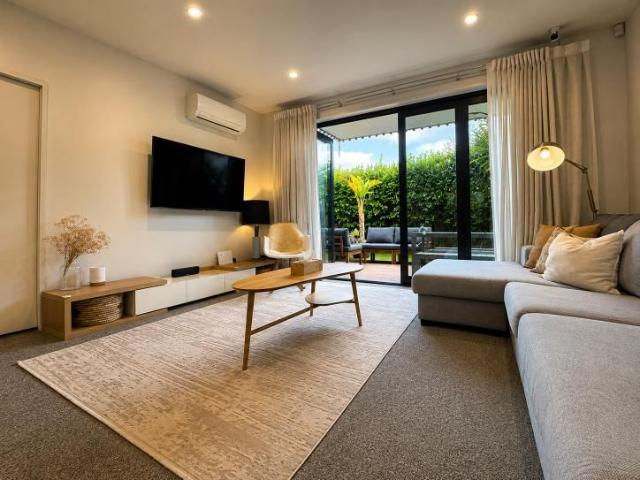 Townhouse for rent in Paremoremo, Oroua County