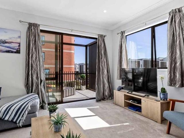 Townhouse for rent in Paremoremo