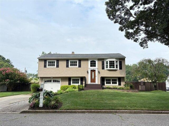 House for sale in Farmingville