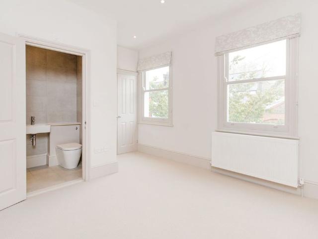 Apartment for rent in College Park, Greater London