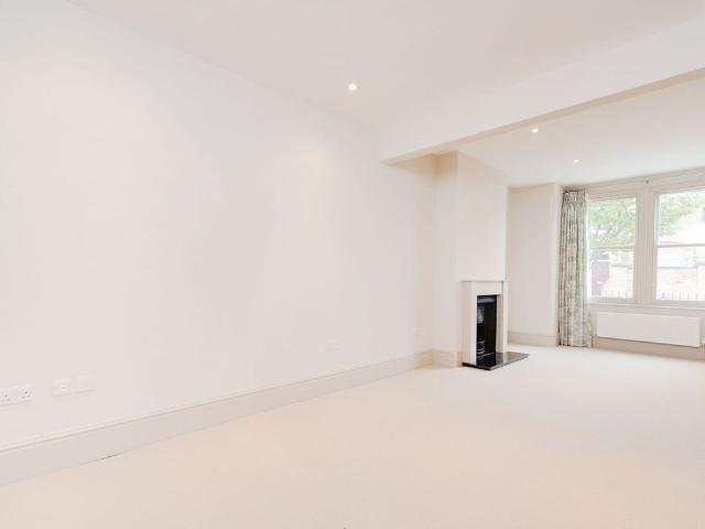 Apartment for rent in College Park, Greater London