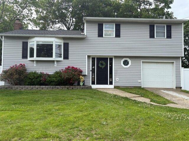 House for sale in Centereach