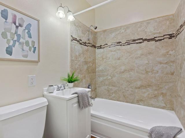 Apartment for rent in Midway City, California