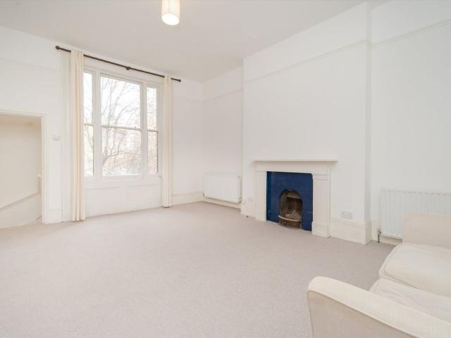 Apartment for rent in Kensington, Cat Hill