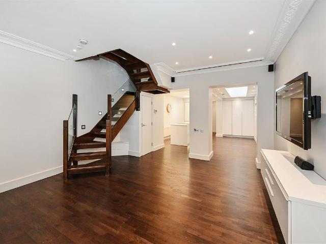 Apartment for rent in Kensington, Greater London
