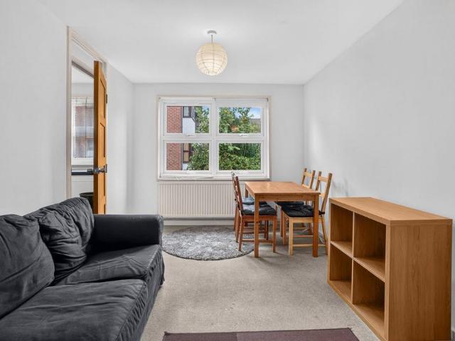 Apartment for rent in Wellington Court, Greater London