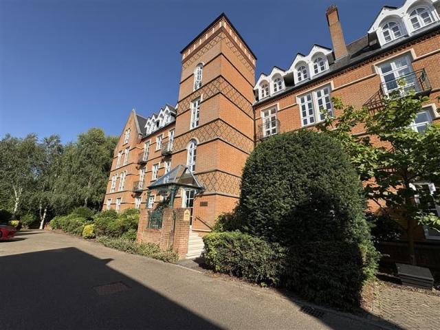 Apartment for rent in Row Town, Surrey