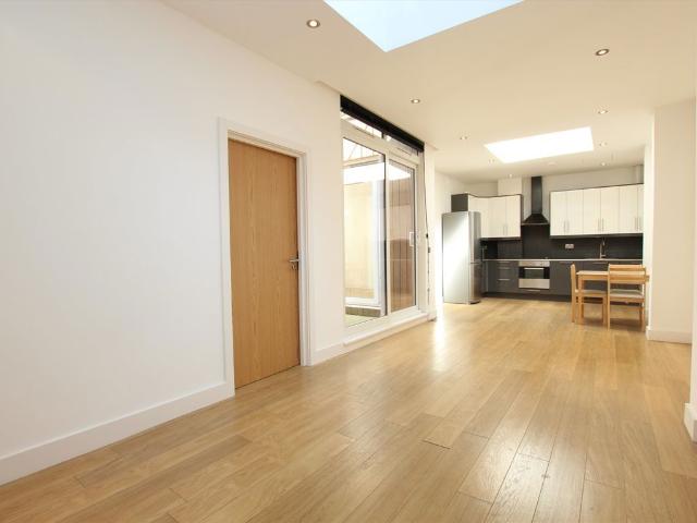 Apartment for rent in Highbury, Greater London