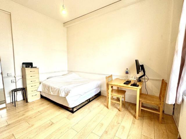 Studio for rent in Lower Holloway, Greater London