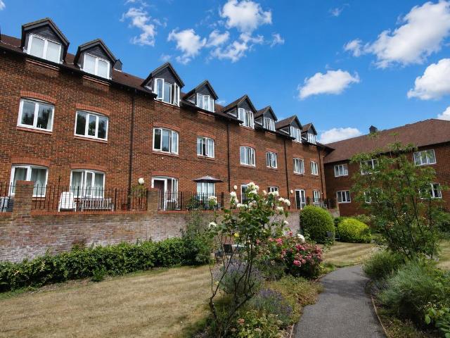 Apartment for rent in Pachesham Park, Surrey