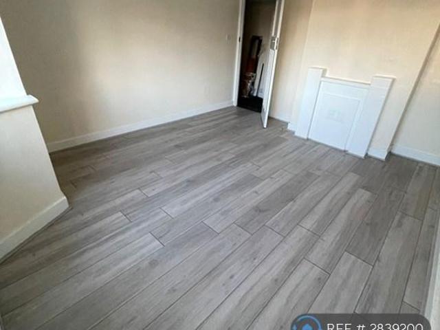 Apartment for rent in Furzedown, Greater London