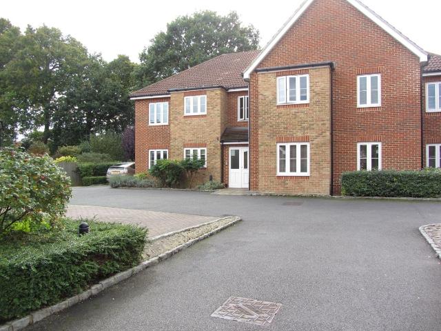 Apartment for rent in Row Town, Surrey