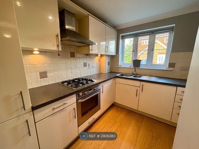 Apartment for rent in Row Town, Surrey