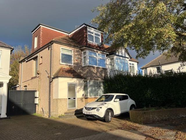 Apartment for rent in The Hale, Greater London