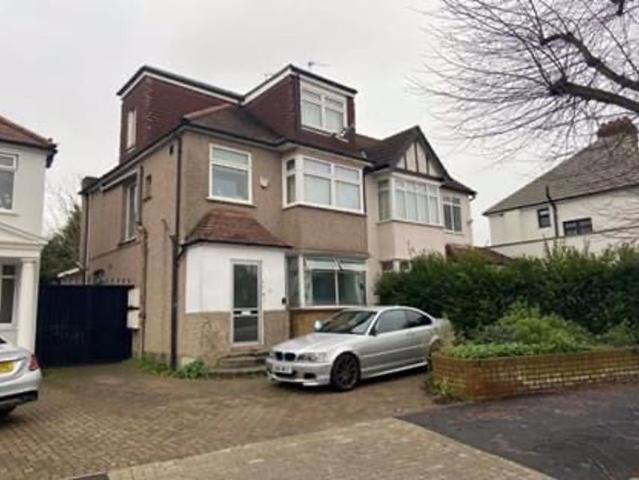 Apartment for rent in The Hale, Greater London